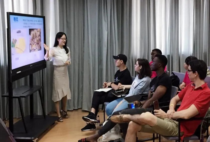 ▲胡珂菲为外国学生授课