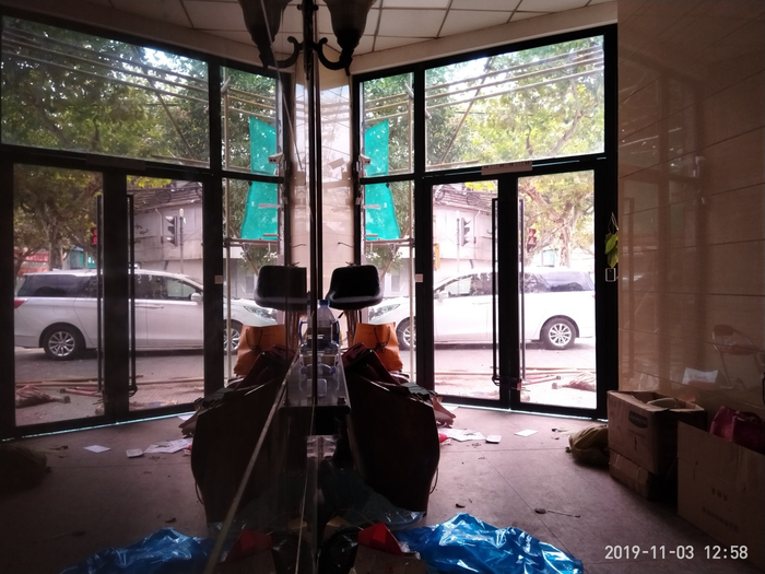 从上海红楼底楼大门内的走道向外望去，室外物件清晰可见，大门外的白色别克商务车的车牌尾号为“880”，车主是一位年轻女性。 《等深线》记者 程维 摄