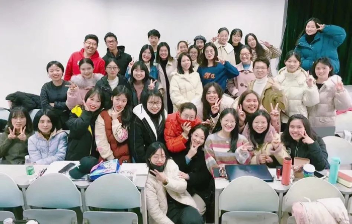 ▲胡珂菲与学生在一起