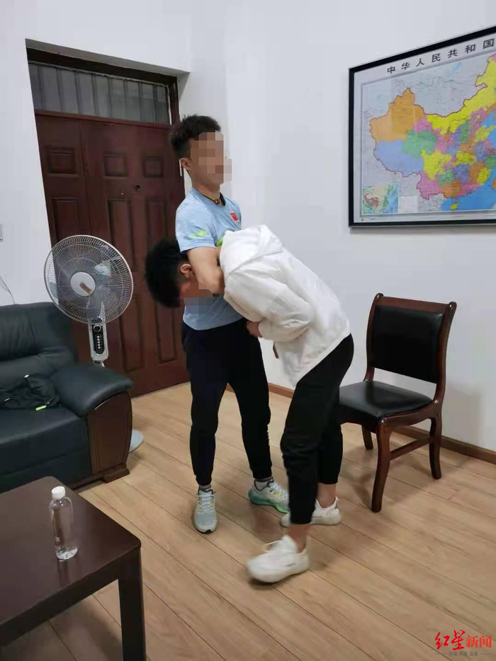  ↑搏击社队长吉某某与同学向小丁父亲演示当天的经过