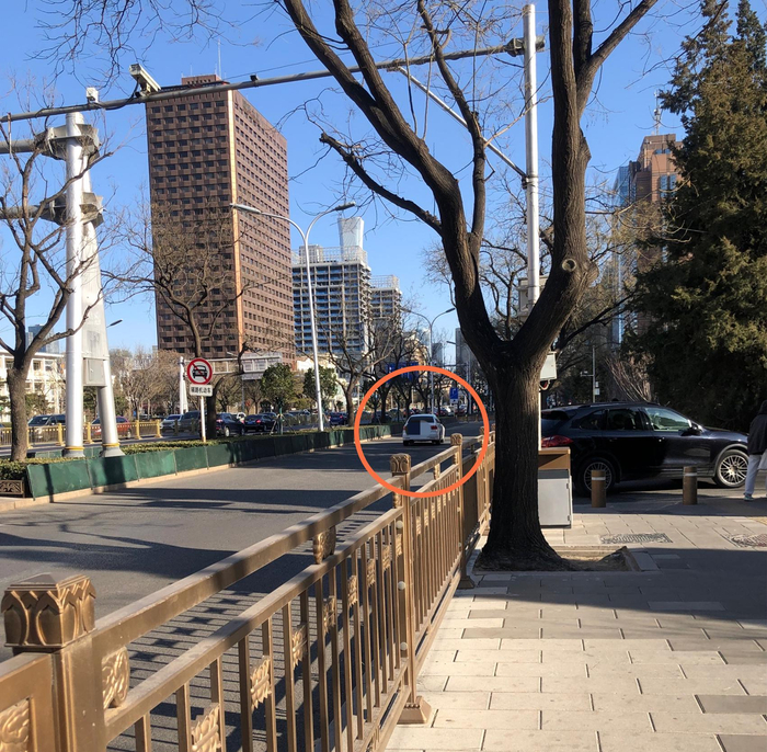 ▲橙色圈内的汽车已错过右转路口，继续在禁行区域向前行驶。新京报记者 李睿阳 摄