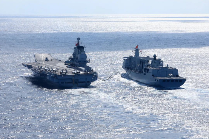 海军辽宁舰航母编队远海实战化训练期间，辽宁舰在进行补给（胡善敏 摄）