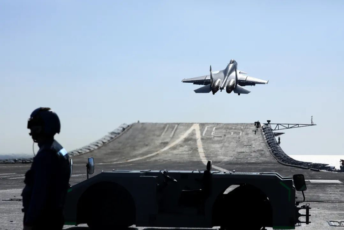 海军辽宁舰航母编队远海实战化训练期间，歼-15舰载战斗机滑跃起飞（胡善敏 摄）