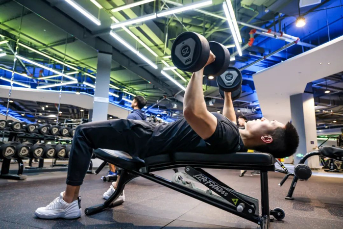 洪洋在员工公寓健身房 