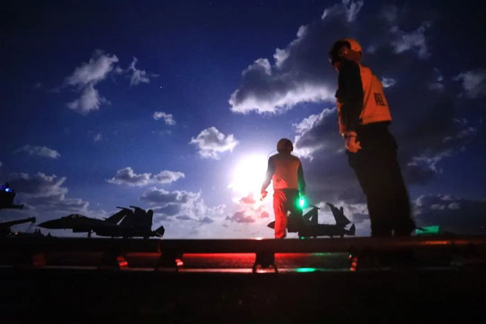 海军辽宁舰航母编队远海实战化训练期间，辽宁舰展开夜间飞行训练（胡善敏 摄）