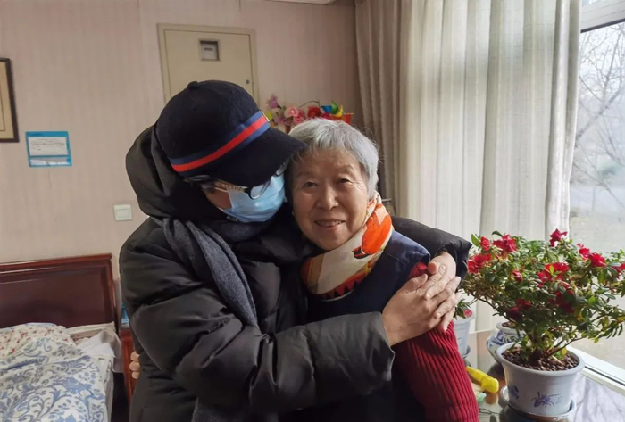 薛晓萍与走出伤痛的刘阿姨在一起。（受访者供图）