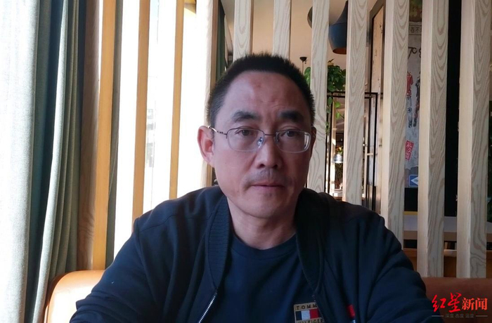 ↑小丁的父亲丁敦武接受红星新闻记者采访