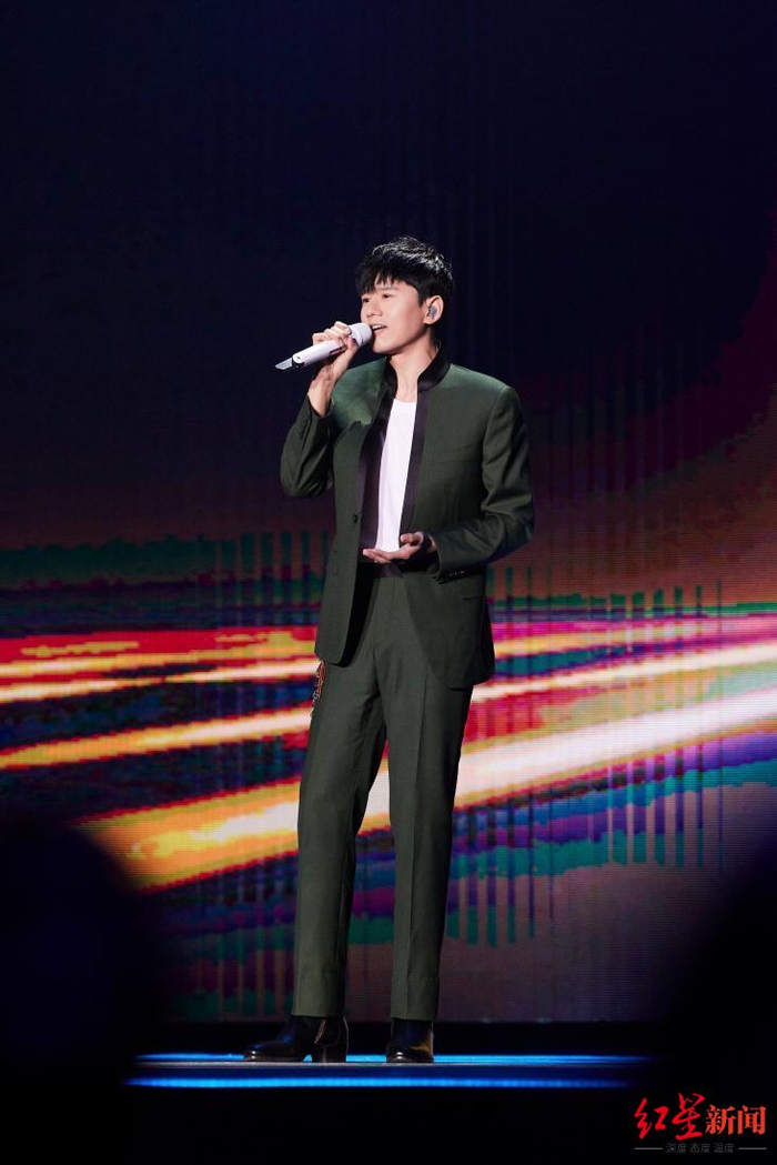 晚会现场张杰演唱《世界是我们》/图据张杰工作室