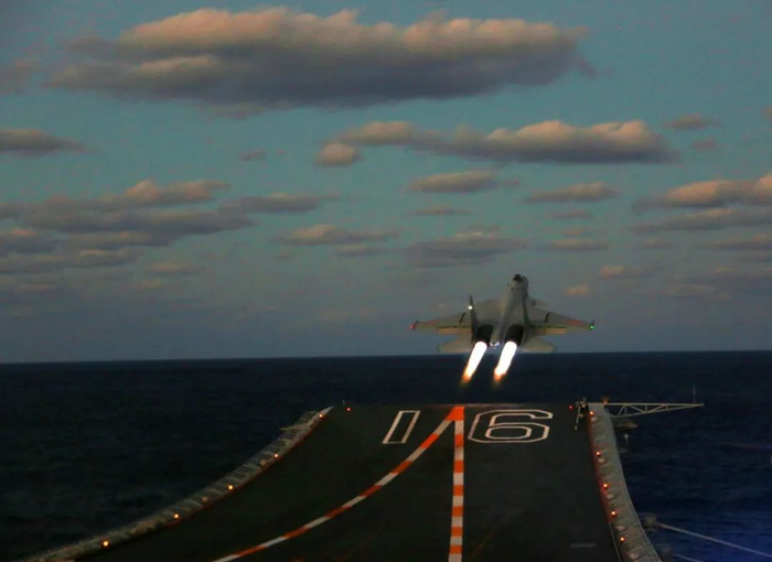 海军辽宁舰航母编队远海实战化训练期间，歼-15舰载战斗机进行夜间起降训练（张凯 摄）