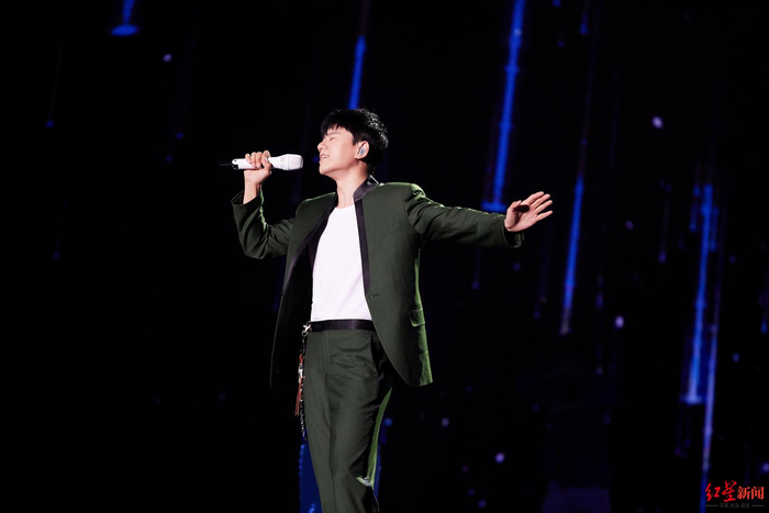 晚会现场张杰演唱《世界是我们》/图据张杰工作室