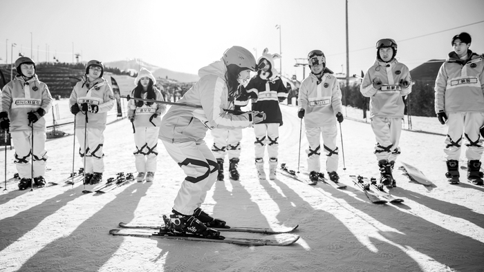 　　■李妮娜做示范动作。