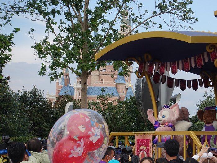 玲娜贝儿这颗摇钱树下，挤满了人