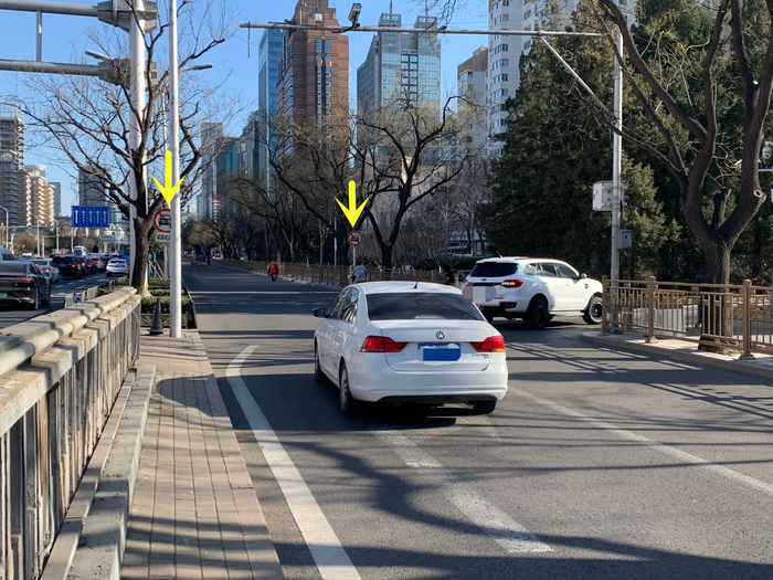▲上图同一位置所拍画面，一辆车正按照标志指示拐入右侧路口。新京报记者 李睿阳 摄