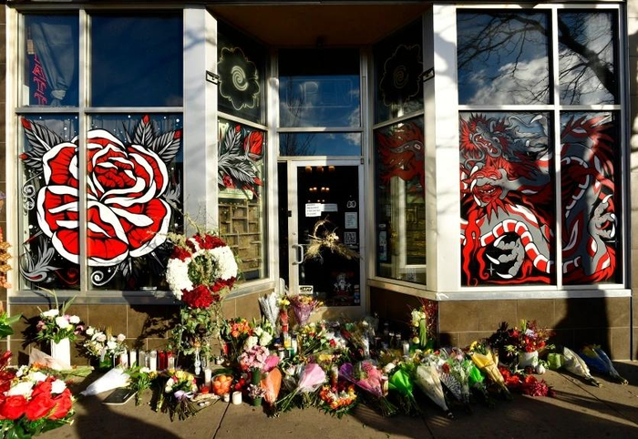 ↑卡德纳斯的纹身店外放满了鲜花、蜡烛等纪念物品。