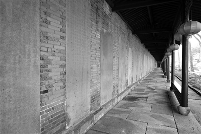     天一阁东园碑廊，钱公辅的诗被刻在《众乐亭诗刻》碑上。 记者 杨辉 摄