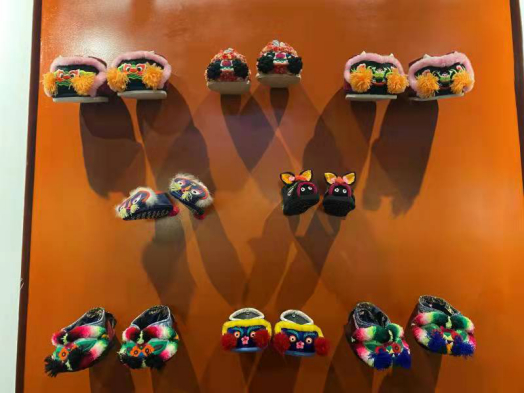 　　（滑县孔氏手工绣鞋）