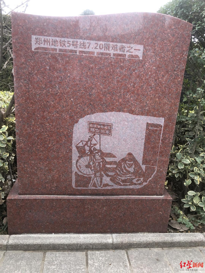 ↑张盟说，悲伤的气息就像一把手，扼住了他的喉咙。