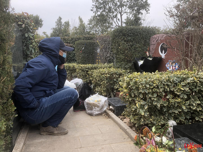 ↑12月25日，女儿安葬2个月后，夫妻俩蹲在墓前与女儿聊天。