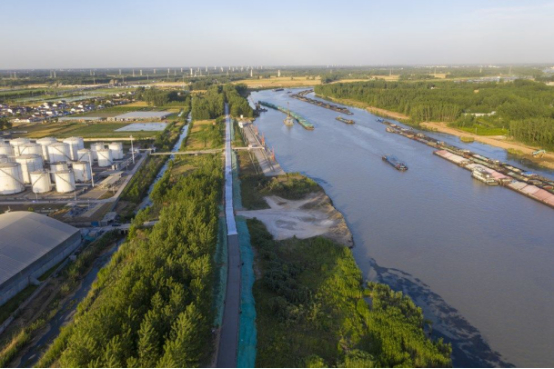 　　（中运河堤顶路建设）