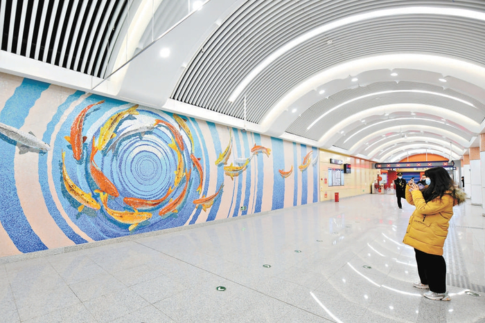 昨天，在地铁8号线新车站金鱼胡同站，站厅层壁画《连年有鱼》精彩亮相，静待开通。 本报记者 邓伟摄
