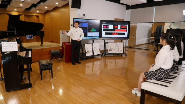 　　郭力赫老师在授课