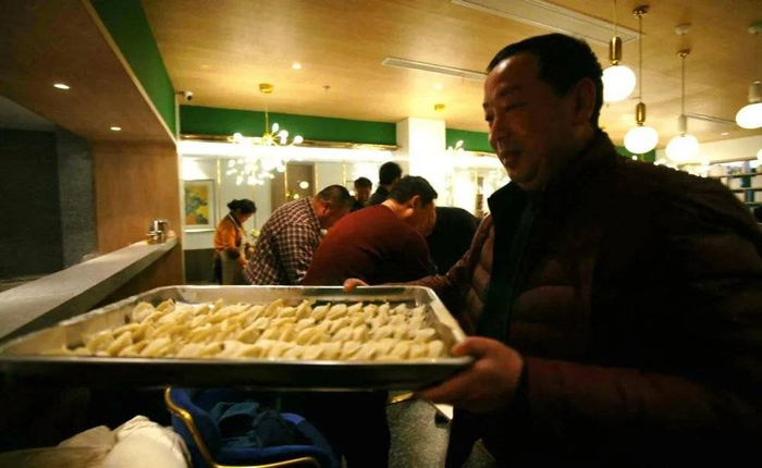 图为河南信阳市新华书店的工作人员，正在书店内包饺子