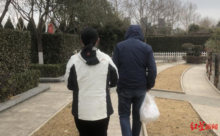 ↑夫妻俩说好，每个月都要看女儿一次。