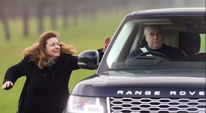 一名女子追逐拍打安德鲁王子的车窗&nbsp;图源/每日邮报