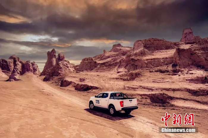 图为驱车穿越俄博梁雅丹。冷湖火星小镇供图