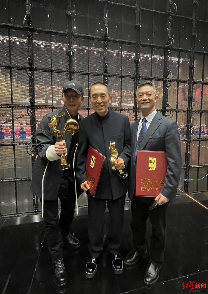 旦真旺甲（左）与张艺谋（中）合影