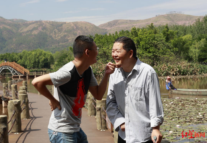 ↑白俊龙带着父亲在邛海玩