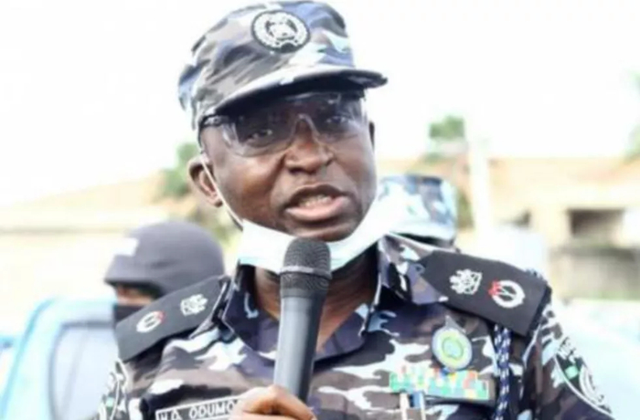 ▲发表讲话的警察局长哈基姆·奥杜莫苏 来源：尼日利亚新闻