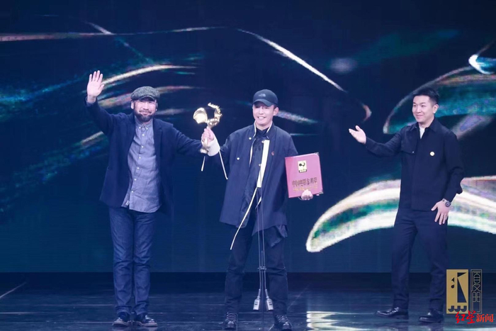 旦真旺甲（中）上台领奖