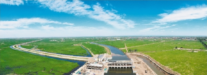         盘山县水系连接枢纽骨干工程——万金滩新闸。本版图片由本报特约记者刘刚摄