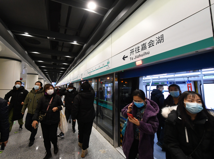 7点50分，北京地铁14号线十里河站，乘客走出列车。新京报记者 王贵彬 摄