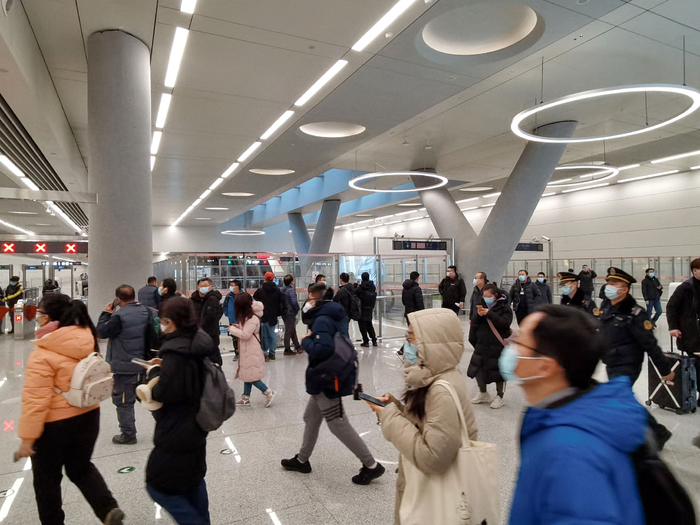 早上9点，北京地铁14号线丽泽商务区站迎来了客流高峰。新京报记者 王贵彬 摄