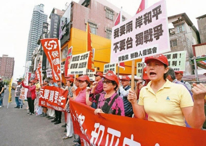 图：台湾民众举行集会，反对台当局向美国政府购买军备，批评台当局损害台海和平、破坏两岸关系。\资料图片