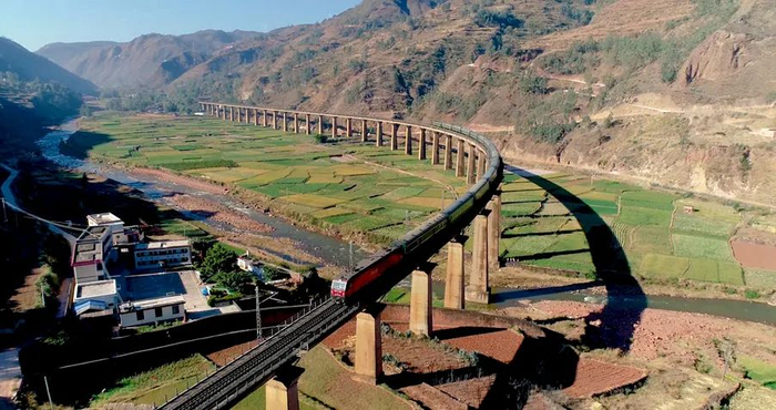 航拍视角下的“慢火车”。陈畅 摄