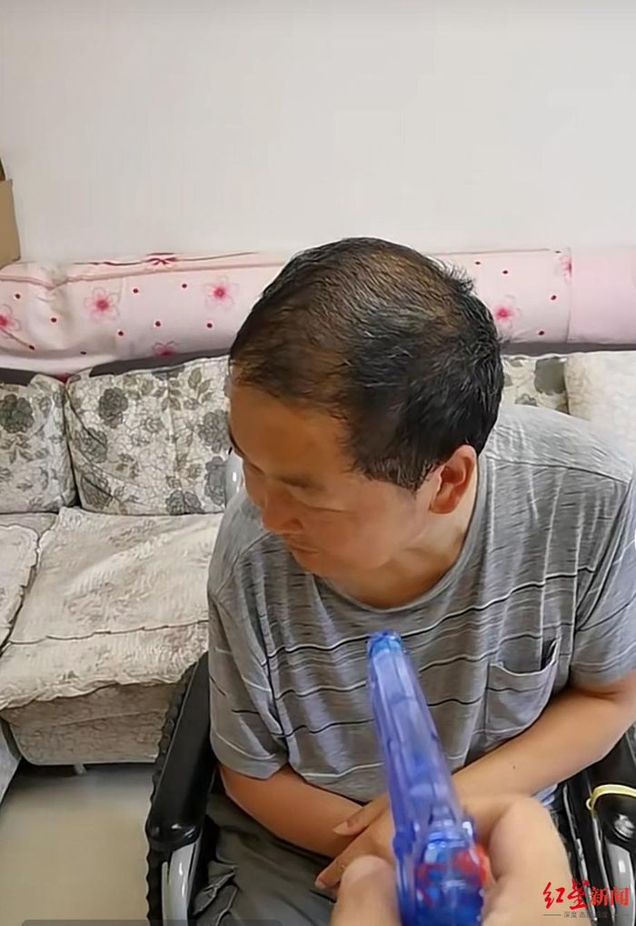 ↑白俊龙和父亲玩水枪