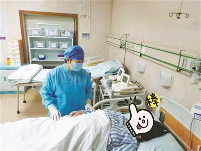     祝莹在询问产妇的相关情况。通讯员供图