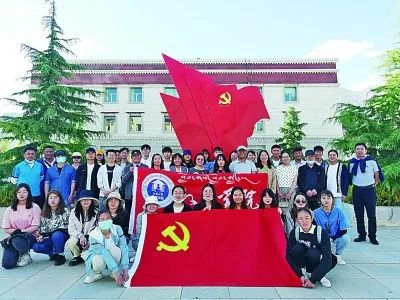 西藏大学组织师生党员到拉萨廉政警示教育基地参观学习，接受党性教育。西藏大学党委宣传部供图