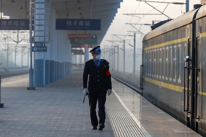 杨兆祥在站台上对列车进行检查。赵普凡 摄