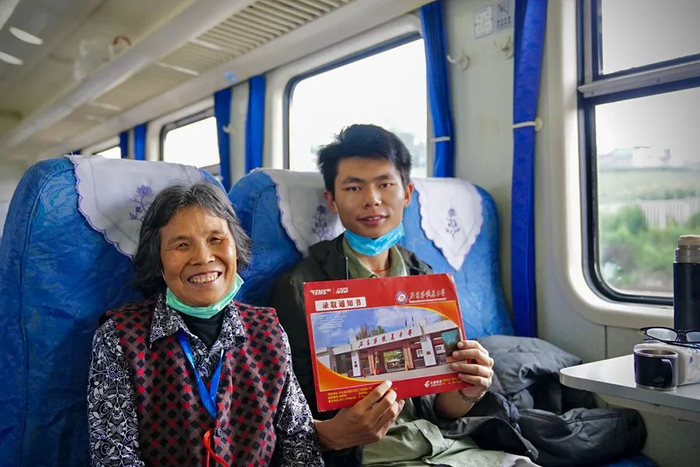 杨连珍和孙子杨涛。中国铁路昆明局集团有限公司 供图