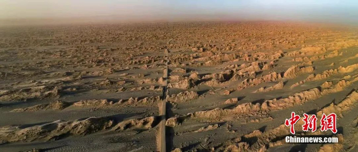 图为火星一号公路。冷湖火星小镇供图