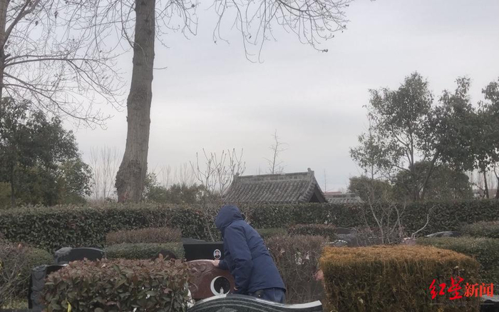 女儿离世后，张盟开始思考人世间的生与死，他更愿意相信，世界是存在某种循环的。