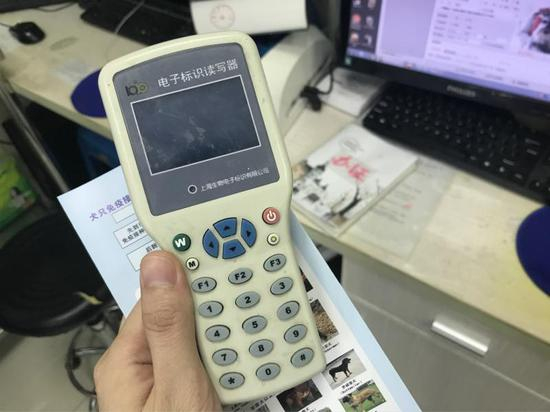读取器识别芯片内的信息&nbsp;图源：网络