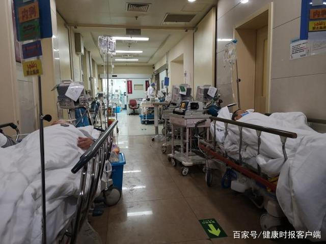 北京朝阳医院急诊科抢救室走廊。王艾冰摄