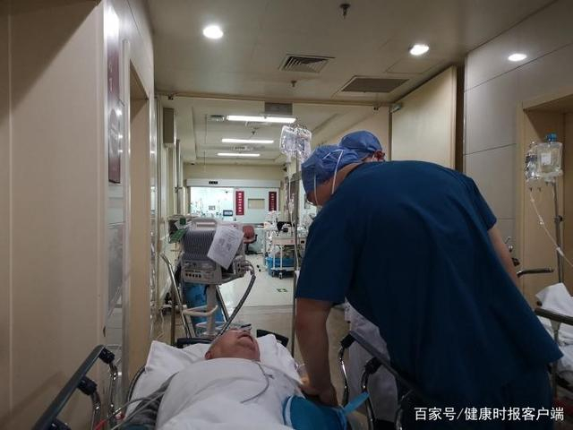 安乐在抢救室了解患者的病情。王艾冰摄