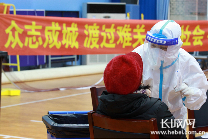 地质六队为西兴社区提供检测场地，并协助医护人员进行核酸检测。