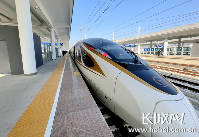 从赤峰开往北京朝阳的G3652次列车停靠承德南站，这是停靠承德南站的第一列高铁。长城网记者 黄云霞 摄